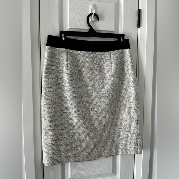 Banana Republic Pencil Skirt Black Trim Size 4 Lined 22” Back Slit - Picture 2 of 9